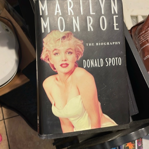 Marylin Monroe Hard Cover biography  book - Picture 1 of 9
